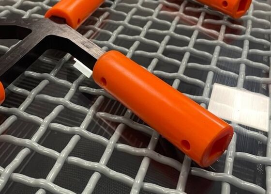 Self Cleaning Screen Declogging Rods for Wet Materials