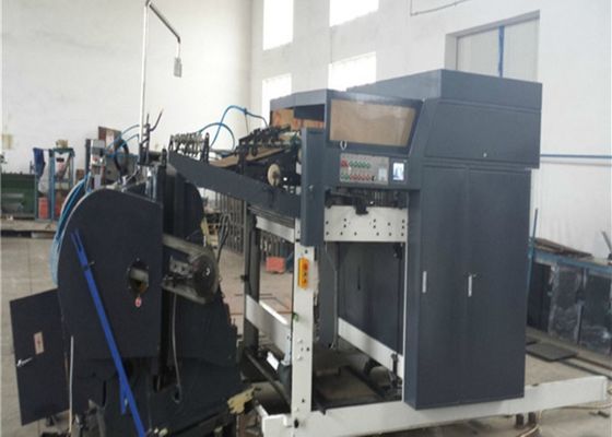 Máquina cortando automática do cartão ondulado